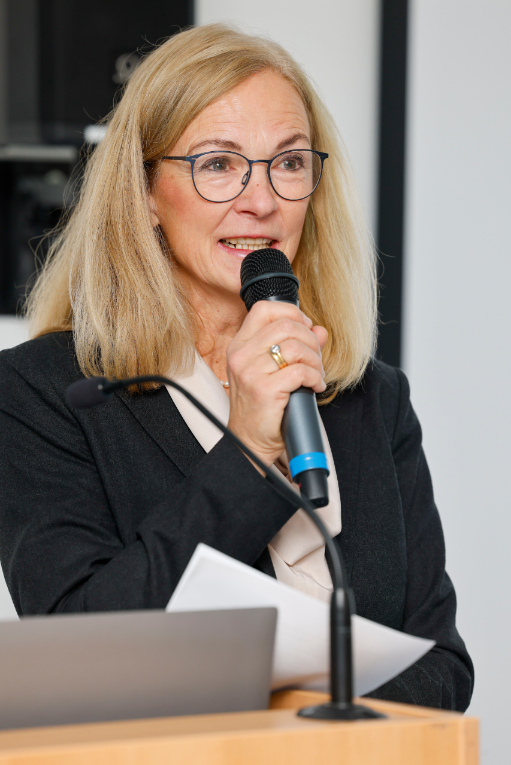 Prof. Andrea Reißig (kath. Hochschule MZ) bei der Begrüßung